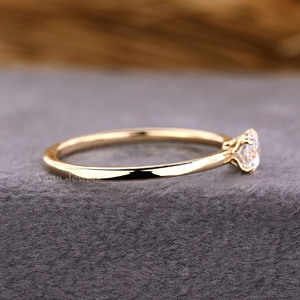 Bague de fiançailles solitaire en diamant de laboratoire Design rond simple Sertissage à double griffe Or jaune massif 14K Certifié IGI - Product Image 3
