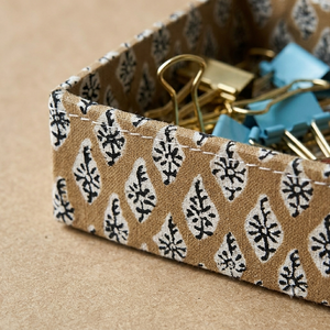 Ensemble d'organisateurs de bureau multi-usages à double niveau en bois imprimé à la main Ridhi, 3 porte-stylos, plateau pour pinces à papier, boîte à mémos, rose - Product Image 3