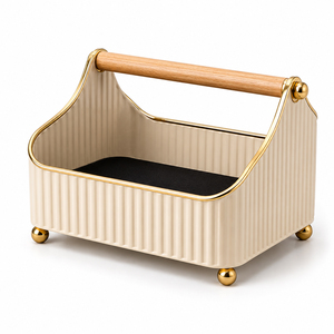 Plateau de rangement élégant avec un corps en métal noir mat élégant, un magnifique cadre en métal doré et une poignée en bois naturel. - Product Image 4