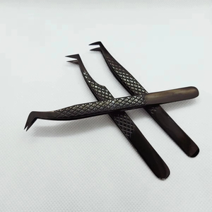 Pince à épiler haute performance en acier inoxydable noir, personnalisable avec étiquette privée, à 45, 75, 90 degrés, avec nano-adhérence et motif drapeau pour cils - Product Image 1