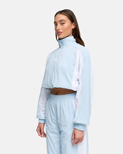 Veste coupe-vent noire personnalisée avec logo pour femme, survêtement à fermeture éclair intégrale avec col montant et passepoil contrastant en tissu froissé léger - Product Image 4