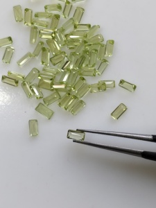 Peridoto natural de 4x2 mm, corte baguette, piedra preciosa suelta de la mejor calidad para la fabricación de joyas. - Product Image 4