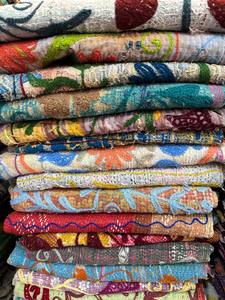 Couverture de lit indienne traditionnelle en coton Kantha Suzani, faite à la main, avec des broderies complexes. - Product Image 4