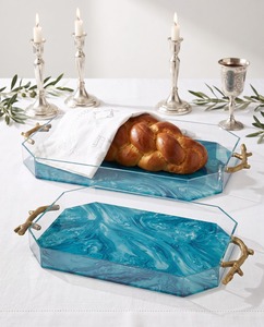 Una Adición Impresionante a su Mesa: Nueva y Elegante Bandeja para Pan Judaica con Asa de Acrílico Lucite - Product Image 1