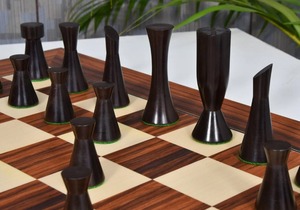 Jeu d'échecs artisanal en buis, pièces minimalistes noir de nuit et naturelles, hauteur du roi 3,4 cm, au meilleur prix - Product Image 6