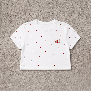 T-shirt basique pour femme orné de strass rouges, 100 % coton tricoté, personnalisable, décontracté, toutes saisons, coupe ajustée - Product Image 3