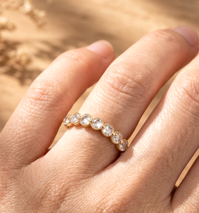 Bague empilable en or massif 10K 14K 18K avec sept pierres de diamant de laboratoire taille ronde et moissanite, idéale pour anniversaire ou mariage - Product Image 6