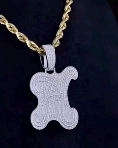 Pendentif personnalisé unisexe Hip Hop en argent sterling 925 avec lettres, chiffres, nom, initiale ou logo, serti de moissanite taille brillant, finition dorée - Product Image 4