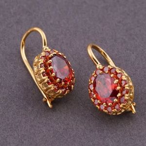 ต่างหูทรงหยดน้ำประดับพลอยโมอิสซาไนต์สีแดงรูปไข่ วินเทจ เงินแท้ 925 ชุบทอง ประดับด้วยเพชรทรงรัศมี สำหรับผู้หญิง น้ำหนัก 5.8 กรัม - Product Image 1