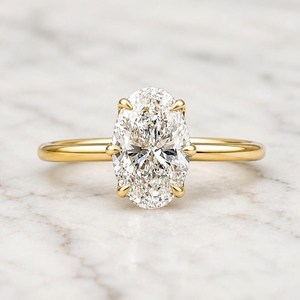 Bague de fiançailles classique pour femme en or jaune 14 carats avec diamant de laboratoire taille ovale 2 carats, clarté VVS2, couleur F, certifié IGI – Cadeau idéal pour les fêtes - Product Image 1