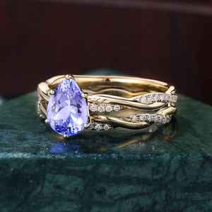 Anillo de Compromiso con Tanzanita en Forma de Pera, Anillo de Novia Vintage con Moissanita, Joyería de Boda en Oro Amarillo - Product Image 4