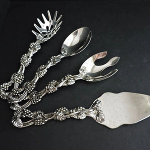 Serveur à salade élégant à poignée incurvée, finition argentée, idéal pour la table et les occasions spéciales, à des fins de cadeaux, provenant d'Inde - Product Image 1