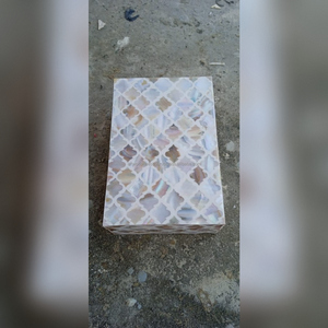 Boîte décorative artisanale de style héritage indien luxueuse avec incrustations traditionnelles en nacre - Product Image 4