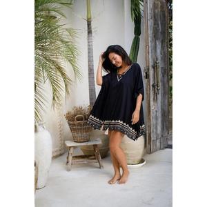 Vestido mini caftán bohemio negro para mujer, holgado, con cordones, cuello en V, para la playa, con dobladillo estampado - Product Image 2