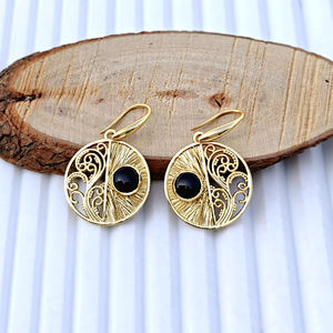 Pendientes Colgantes Minimalistas de Lujo con Cabujón de Ónix Negro de 5mm, Latón Chapado en Oro de 18K, Patrón Delicado de Filigrana, Atrevido y Versátil para Uso Diario - Product Image 4