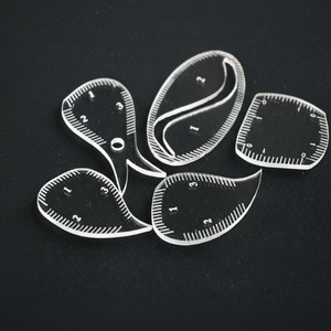 Plantillas transparentes de acrílico para mapeo de cejas con guía de diseño y marcas de medición grabadas para dar forma a las cejas - Product Image 1