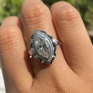 Anillo de compromiso con diamante cultivado en laboratorio Marquise, anillo de boda con bisel de cuerda vintage, anillo artesanal de estilo antiguo. - Product Image 5