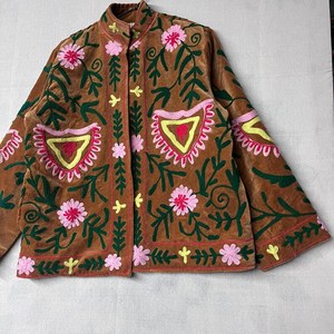 Chaqueta de terciopelo Suzani bordada a mano para mujer, estilo bohemio chic, con bordado floral, abrigo corto étnico con frente abierto, manga larga, cálida para invierno - Product Image 1