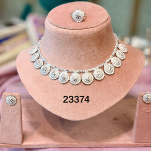 Ensemble collier et broche vintage classique en alliage de zinc plaqué or 24 carats avec zircon, inspiré des États-Unis et de la France, pour anniversaire, du fabricant indien - Product Image 3