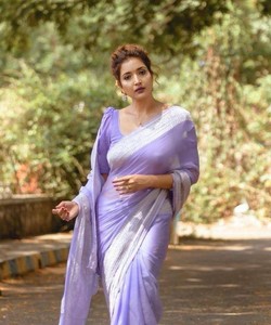 Sari de Seda Morado con Borde Plateado, Traje Tradicional Indio para Bodas, para Mujer - Product Image 2