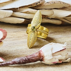 Anillo de Latón con Textura de Hoja a la Moda, Anillo Chapado en Oro Hecho a Mano con Peridoto, Anillo Grueso Estilo Bohemio, Anillo de Declaración con Patrón Étnico Tribal - Product Image 5