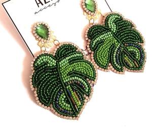 Boucles d'oreilles et créoles brodées à la main avec perles de rocaille pour mariage, fête, événement festif – Nouvelle collection de bijoux fantaisie pendantes - Product Image 1