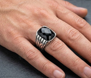 Anillo Unisex Minimalista Hecho a Mano con Bisel de Plata de Ley 925 y Piedra Preciosa de Ónix Negro Facetado en Forma Rectangular de 10x14 mm - Product Image 4