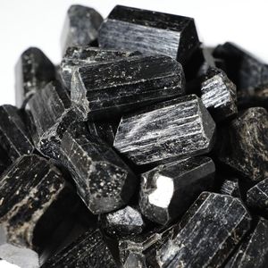 Pierres brutes brutes de cristal de guérison de tourmaline noire naturelle de meilleure qualité pour le nettoyage et la protection de l'énergie - Product Image 1