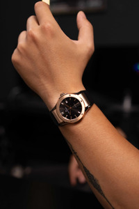 นาฬิกาข้อมือผู้ชาย Alexander Ferros รุ่น 2242R-01 ระบบอัตโนมัติ กันน้ำ ขนาด 40 มม. สายยาง ตัวเรือนสแตนเลสสตีล หน้าปัดแซฟไฟร์ พร้อมหัวเข็มขัดสแตนเลส - Product Image 3