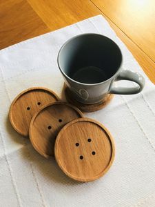 Sous-verres en bois naturel faits à la main, ensemble de sous-verres ronds rustiques, protection de table pour tasses à café, mugs et verres - Product Image 5