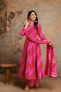 Conjunto de Tres Piezas de Algodón Leheriya Rosa Premium con Kurta de 24 Kali, Pantalones Palazzo y Dupatta Estampada para Mujer - Product Image 2
