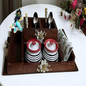 Plato de Madera de Lujo con Soporte para Cubiertos y Servilletas, Diseñado Especialmente para sus Eventos Especiales - Product Image 1