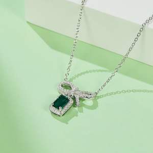 Elegante Collar con Colgante de Piedra Verde Corte Esmeralda y Diamante Cultivado en Laboratorio en Oro Blanco, Collar de Regalo para Ella, Joyería de Diamantes - Product Image 3