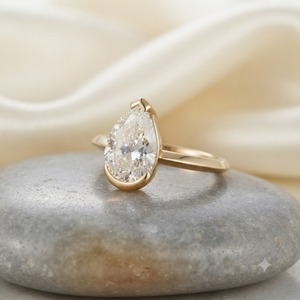 Bague solitaire en diamant taille poire certifié IGI 2 carats, sertissage demi-cerclé, or massif 14 carats, bague de fiançailles minimaliste personnalisée - Product Image 5