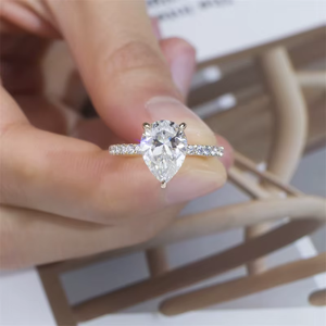 Bague de fiançailles pour femme en diamant taille ovale, plaqué or 18 carats, sertissage à griffes, bande pavée, style classique - Product Image 4