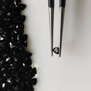 Spinelle noire naturelle 3MM taille triligne, pierre précieuse en vrac de qualité supérieure pour la fabrication de bijoux, provenance Red Mountain Gems - Product Image 3
