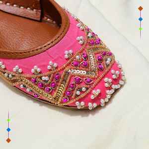 Elegantes y Refinadas Zapatillas Khussa con Suela Antideslizante de Cuero Genuino, Diseño Personalizable y Calzado de Alta Calidad - Product Image 4