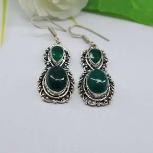 Pendientes de Plata de Ley con Ónix Verde Hechos a Mano, Joyería con Gemas Engastadas en Bisel, Regalo Elegante para Mujer, Accesorio de Moda - Product Image 5