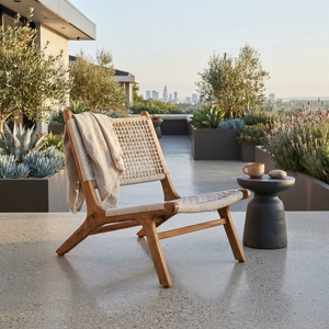 Chaise de jardin d'extérieur grise avec structure en métal blanc, chaise papillon en corde tressée, coussin de tête bleu sarcelle, pour aménagement de patio, design artistique et décoratif - Product Image 2