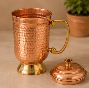 Mug vintage en cuivre martelé avec couvercle et poignée dorée – Vaisselle écologique pour la maison, les restaurants et la restauration - Product Image 5
