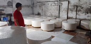 Nueva Llegada: Mesa de Centro Artesanal Estilo Rústico con Incrustaciones de Madreperla y Estante de Almacenamiento de Jacinto de Agua Tejido, Ecológica, Vietnam - Product Image 6