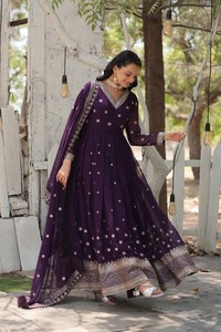 Traje Anarkali Moderno Morado de Georgette Sintético con Bordado y Lentejuelas para Fiesta, Boda, Diwali y Baile de Graduación - Product Image 2