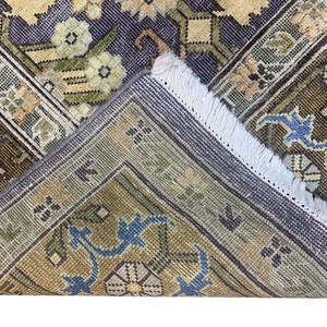 Tapis traditionnel en laine noué à la main, motifs floraux, charbon, olive, beige, bordure bleue, grande taille pour la décoration du salon et de la chambre - Product Image 6