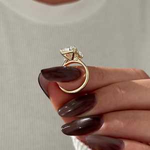 Anillo Solitario con Diamante Cultivado en Laboratorio de 5 Quilates, Corte Radiante Alargado, E VVS2, Oro Amarillo, Anillo de Compromiso, Certificado IGI - Product Image 6