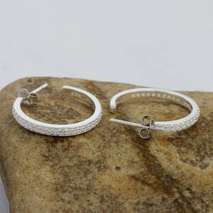 ต่างหูห่วงยาวประดับคริสตัลควอตซ์สีขาวธรรมชาติ 100% เงินแท้ S925 ประดับเพชรเม็ดเล็กๆ งานละเอียด - Product Image 1