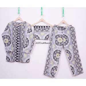 Conjunto de Pijamas de Mujer Hechos a Mano con Estampado Floral de Lujo, Manga Tres Cuartos, Cuello en V, Cintura Elástica, Suaves y Transpirables para Invierno/Verano - Product Image 1