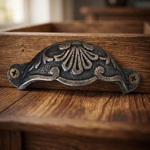 Poignée de tiroir industrielle traditionnelle en fonte avec design coquille pour meubles de cuisine, chambre et salle à manger - Durable - Product Image 1