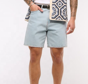 Shorts Bermuda en jean bleu clair pour homme, taille haute, fermeture boutonnée, couleur unie, décontracté, en coton tissé lavé, respirant - Product Image 3