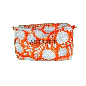 Vente en gros et fabrication de trousse de toilette en coton matelassé avec fermeture éclair florale et logo personnalisé pour maquillage cosmétique pour femmes - Product Image 1