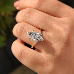 Anillo Solitario de Diamante Corte Marquesa con Banda Delgada Pavé en un Solo Lado, Elegante Anillo de Compromiso de Oro, Joyería Nupcial Moderna - Product Image 2